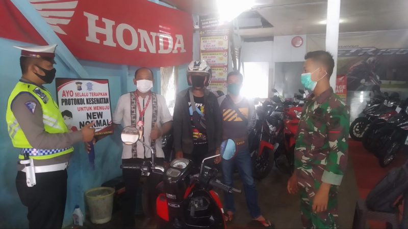 Gelorakan Pilkada Damai, Bhabinkamtibmas Sambangi Tokoh Masyarakat