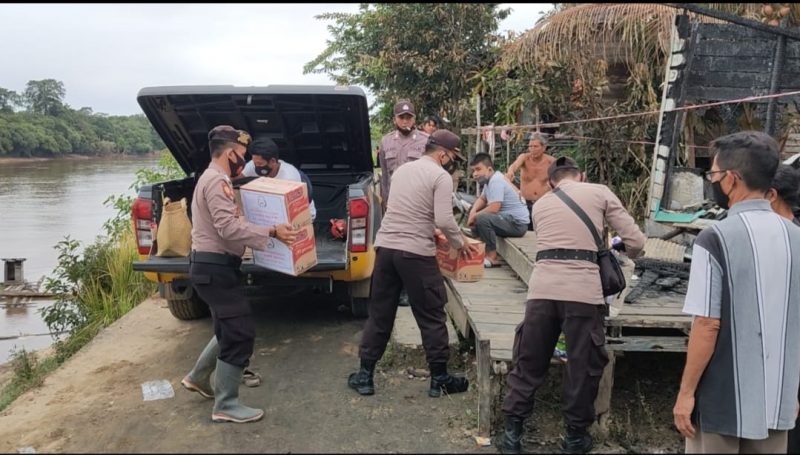 Covid-19 Meningkat,Kapolsek Murung Turun Tangan Bagikan Masker