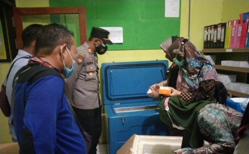 Kapolres Seruyan Kembali Pimpin Pembagian Masker Bersama TNI