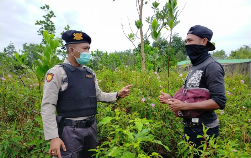 Disiplinkan Prokes, Polsek Hanau Bagikan Masker Gratis