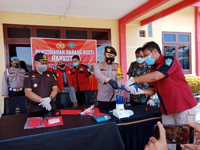Disaksikan Tersangka, Polisi Musnahkan 1,2 Ons Barang Bukti Sabu