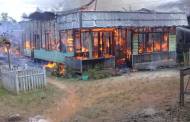 Diduga Korsleting Listrik, Dua Rumah Warga di Samba Danum Terbakar