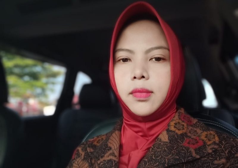 Hujan Deras, Mobil Terguling Hantam Trotoar dan Pengemudi Terjepit