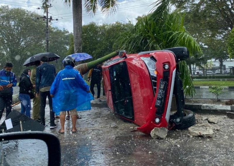 Hujan Deras, Mobil Terguling Hantam Trotoar dan Pengemudi Terjepit