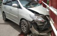 Kecelakaan Tunggal,  Toyota Innova Hantam Tiang Jembatan Maluen