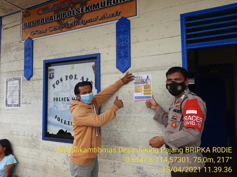 Cegah Covid-19, Bhabinkamtibmas Desa Juking Pajang Pasang Stiker Imbauan Prokes