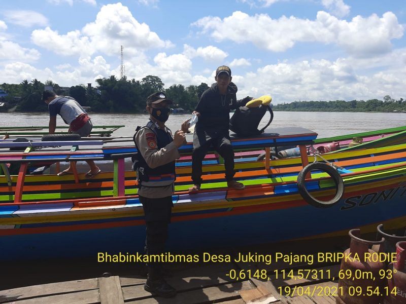 Personel Polsek Murung Berikan Sosialisasi Saber Pungli di Desa Penyang