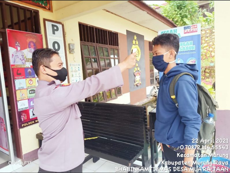 Bhabinkamtibmas Kelurahan Beriwit Sambangi Warga yang Sedang Isolasi Mandiri