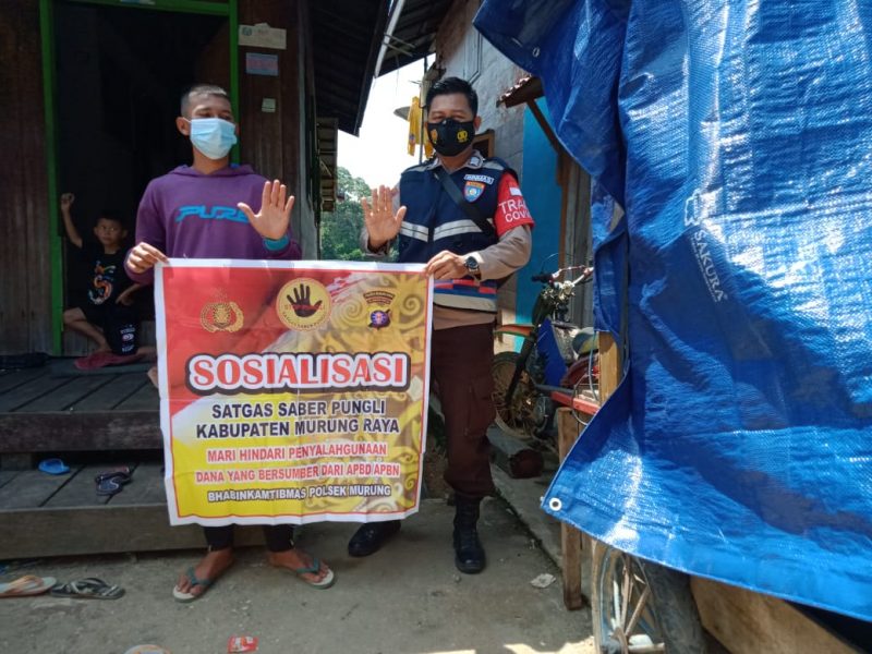 Tekan Laju Covid-19, Bhabinkamtibmas Desa Juking Pajang Berikan Masker Gratis