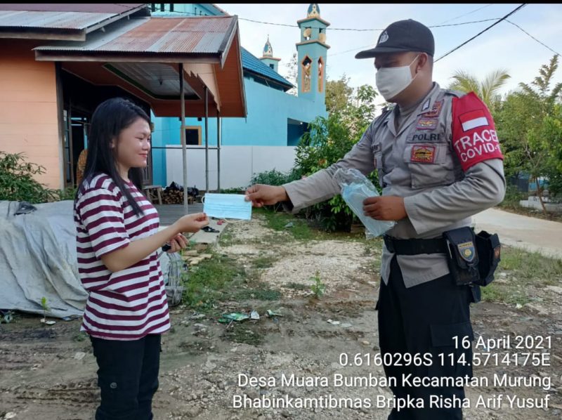 Bhabinkamtibmas Desa Danau Usung Bersama Babinsa Sambang Warga yang Sedang Isolasi Mandiri