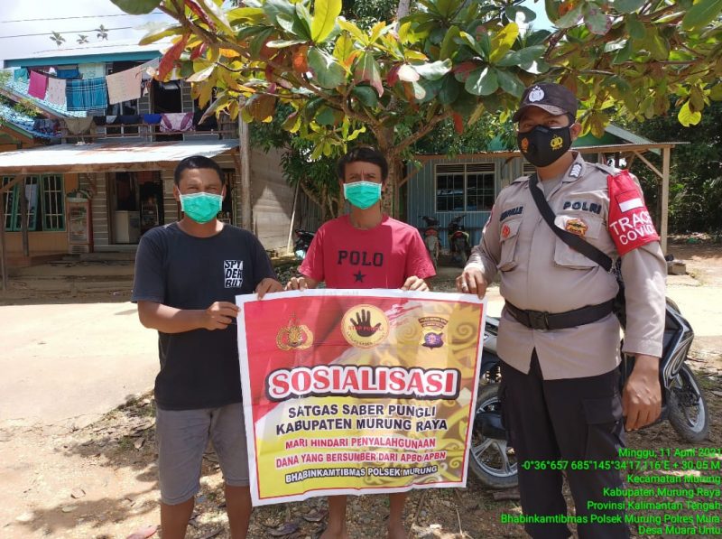 Cegah Corona, Bhabinkamtibmas Desa Juking Pajang Berikan Masker Gratis