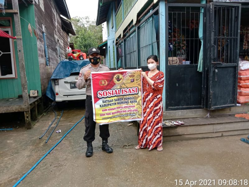 Bhabinkamtibmas di Desa Juking Pajang Bagikan Masker kepada Warga Binaannya