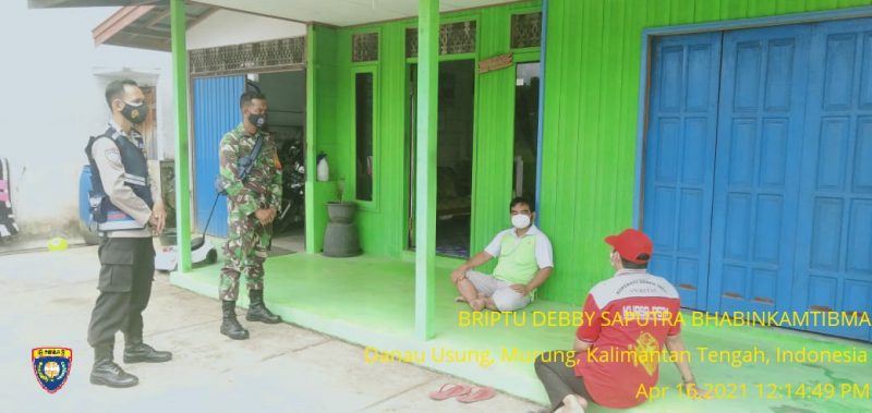 Polres Sukamara dan Ibu Bhayangkari Bagi-bagi Takjil