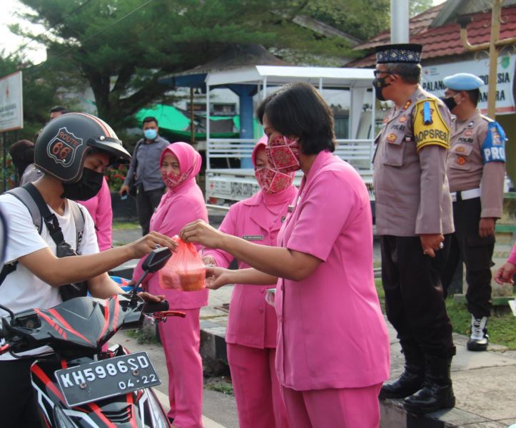 Satlantas Sukamara Sosialisasi Keselamatan dan Bagi Takjil Gratis