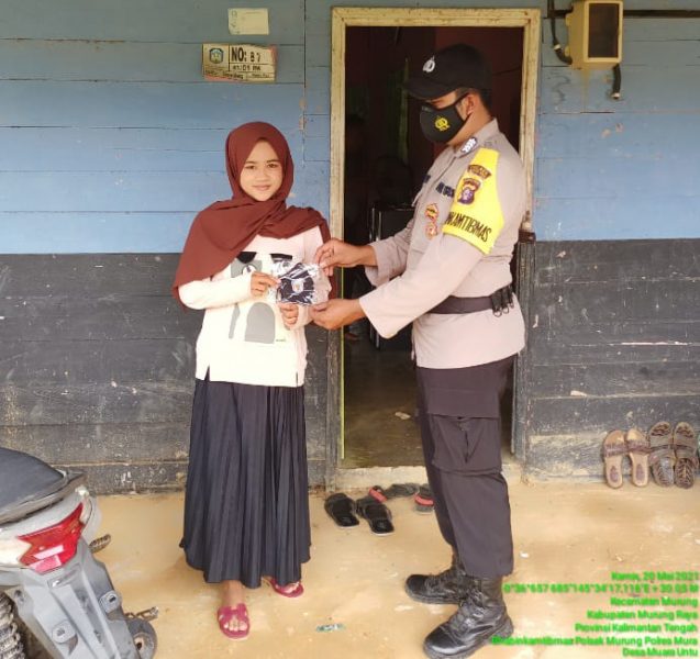 Bhabinkamtibmas Ini Tunjukkan Cara Disiplin Terapkan Prokes dengan Memasangkan Masker