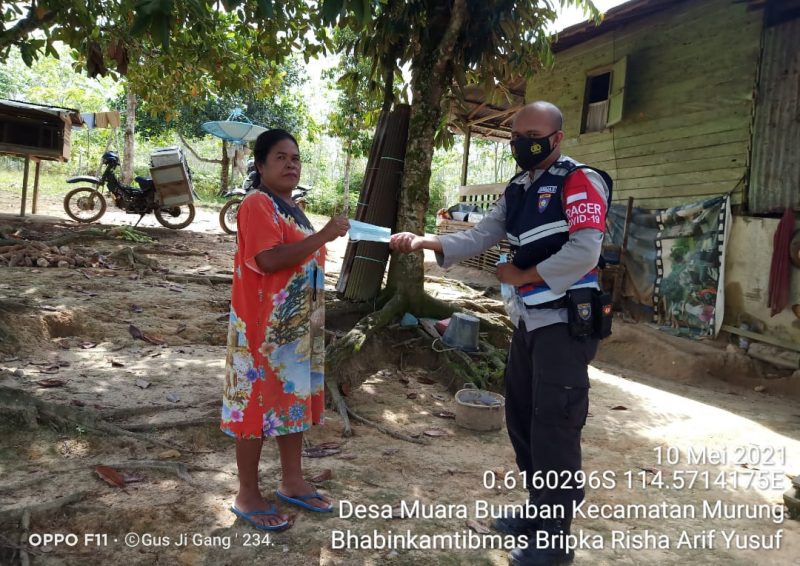 Bhabinkamtibmas Desa Muara Bumban Berikan Imbauan Prokes kepada Warganya