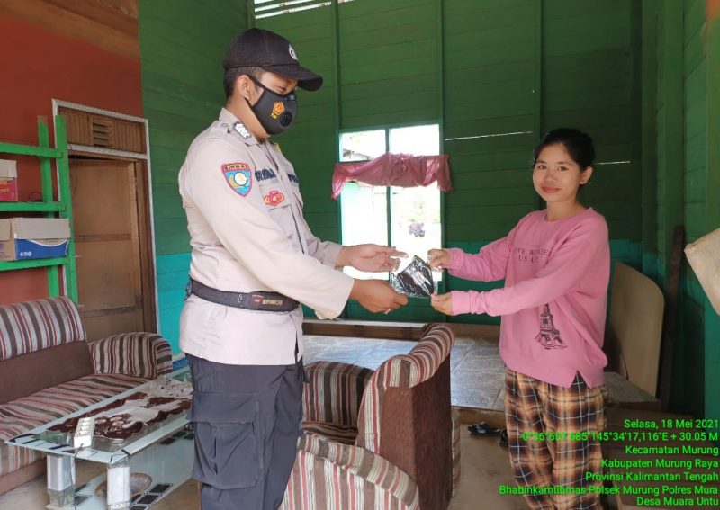 Virus Corona Masih Menghantui, Bhabinkamtibmas Ini Gencar Sampaikan Prokes Covid-19