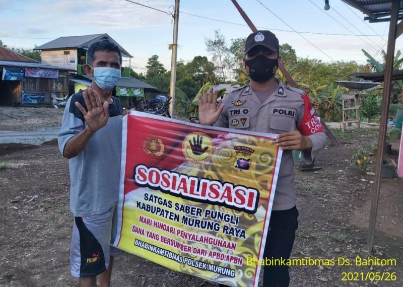 Bhabinkamtibmas Desa Muara Bumban Bagikan Masker kepada Warga Binaan