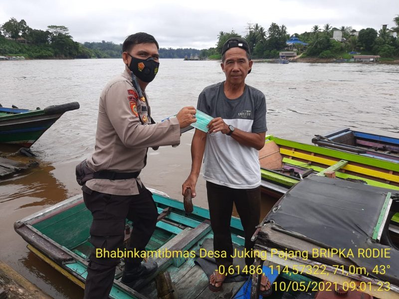 Bhabinkamtibmas Desa Muara Bumban Berikan Imbauan Prokes kepada Warganya