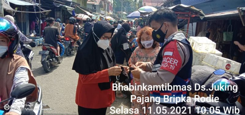 Sambang Pasar, Kapolsek Murung dan Personel Ingatkan Prokes Covid-19 kepada Pedagang