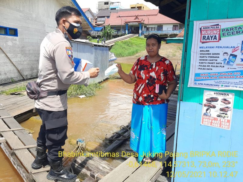 Stop Pungli! Anggota Bhabinkamtibmas Ini Berikan Sosialisasi