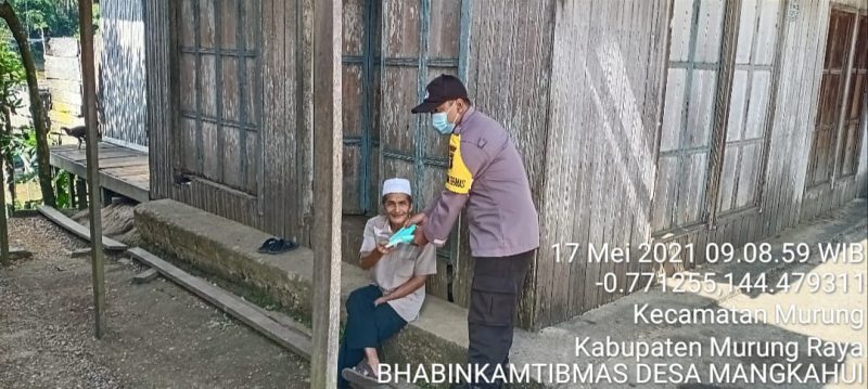 Bhabinkamtibmas Ini Terus Kampanyekan Pentingnya Prokes Covid-19