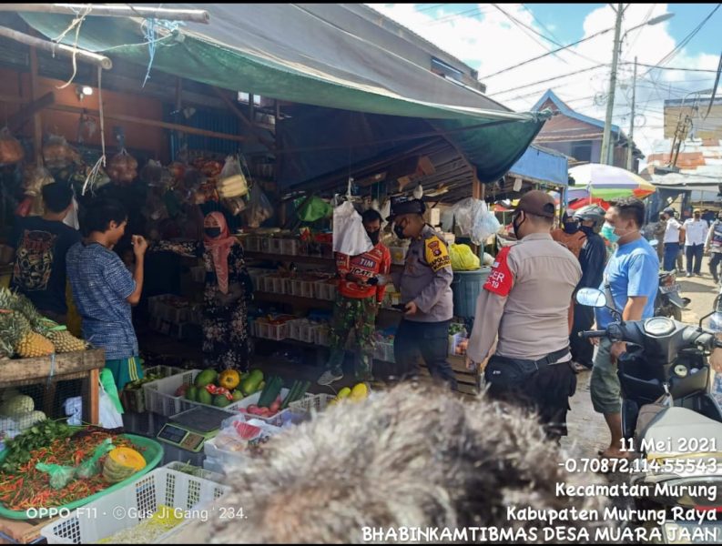 Aktivitas Pasar Tinggi, Kapolsek Murung Bagikan Masker Gratis kepada Pedagang dan Pengunjung