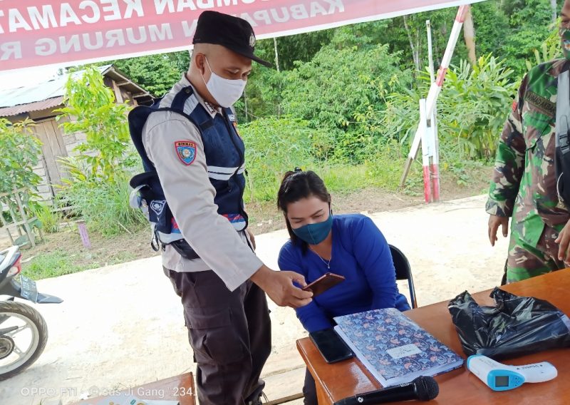 Bhabinkamtibmas Ini Terus Bagikan Masker kepada Warga Desa Muara Bumban