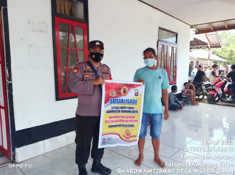 Sembari Ngobrol Santai, Bripka Rodie Sosialisasikan Prokes Covid-19 kepada Warga Binaannya