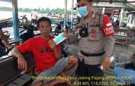 Cegah Covid-19, Bripka Rodie Sambangi Warga di Dermaga dan Berikan Masker