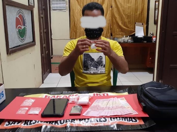 Hanya Berselang 15 Menit, Polisi Ringkus Pengedar Sabu di Desa Tampelas
