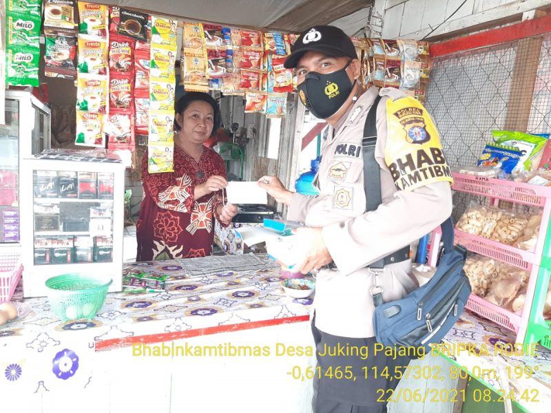 Sambangi Emak-emak, Bhabinkamtibmas Ini Berikan Masker Gratis