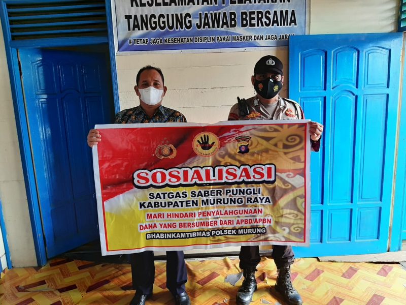 Cegah Penyebarann Covid-12 Meluas, Bhabinkamtibmas Desa Muara Bumban Bagi-bagi Masker