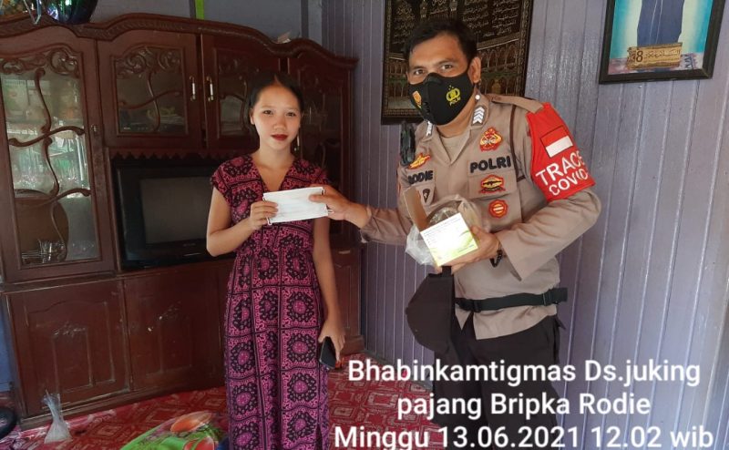 Bhabinkamtibmas Ini Sambangi Warga dan Berikan Sosialisasi Prokes