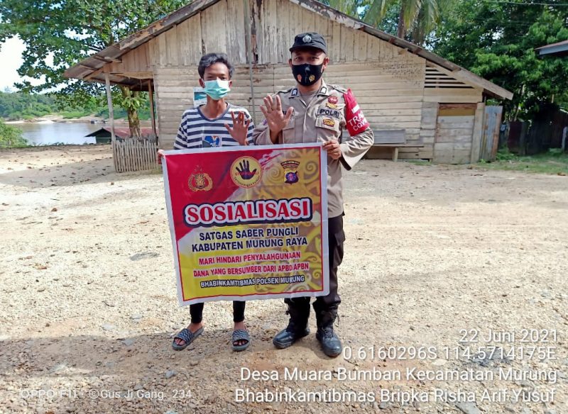 Sambangi Emak-emak, Bhabinkamtibmas Ini Berikan Masker Gratis