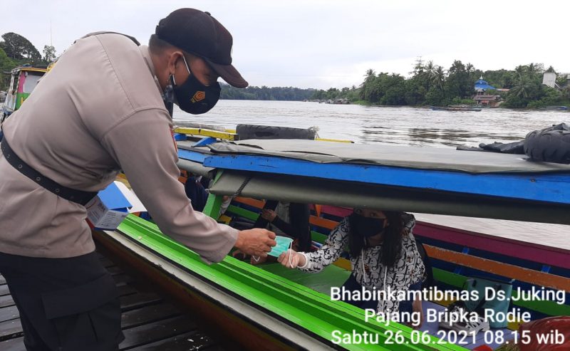 Bhabinkamtibmas Desa Juking Pajang Berikan Edukasi Prokes Covid-19