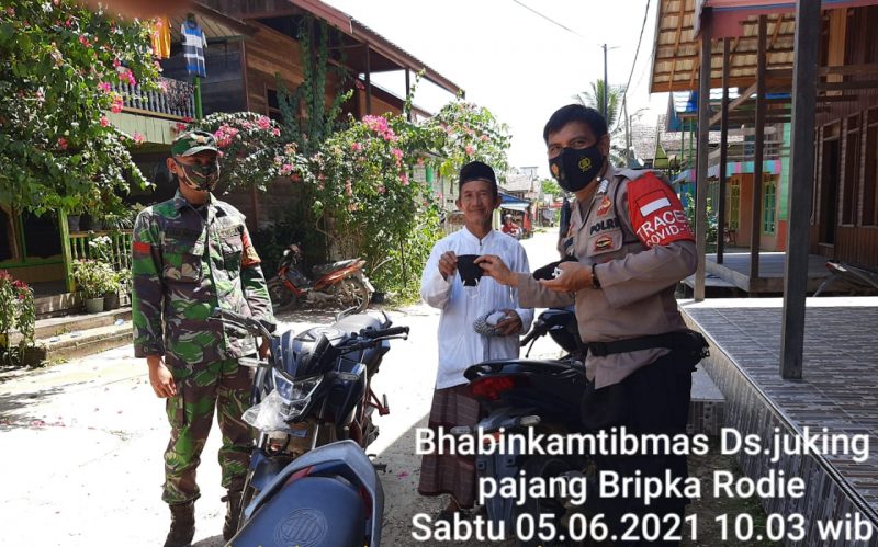 Bripka Kriswanto Sosialisasi Prokes Covid-19 dan Bagikan Masker Gratis