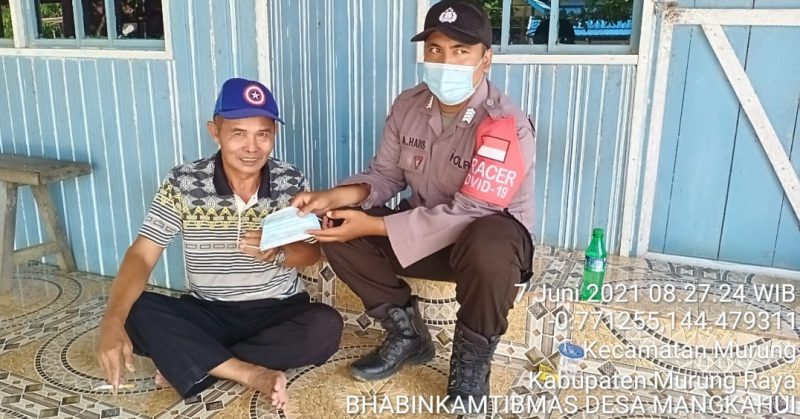 Hindari Terpapar Covid-19, Bhabinkamtibmas Ajak Warga Disiplin Cuci Tangan
