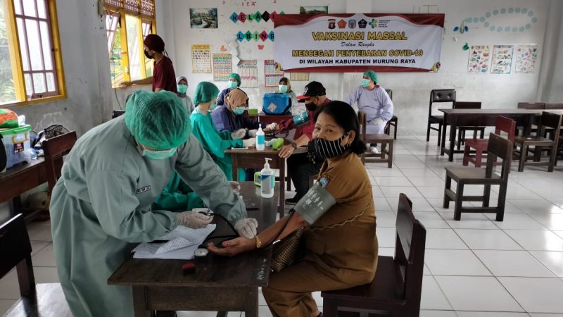 Kapolsek Murung Turun Langsung Pantau Pemberian Vaksin