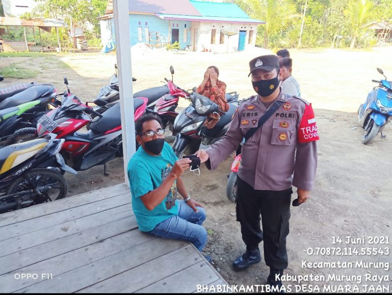 Ingatkan Warga Desa Muara Bumban untuk Wajib Terapkan Prokes