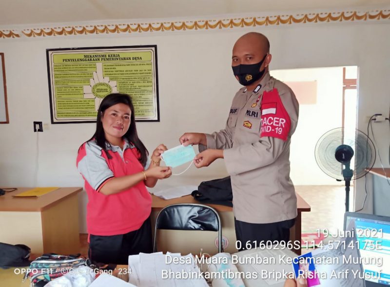 Bhabinkamtibmas Desa Batu Putih Bagi-bagi Masker kepada Warga
