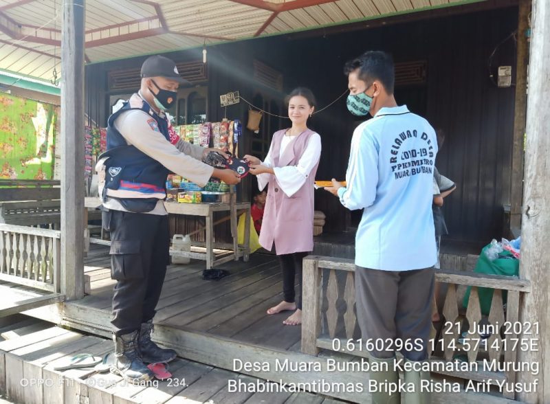 Bhabinkamtibmas Ini Bagikan Masker untuk Memutus Mata Rantai Covid-19