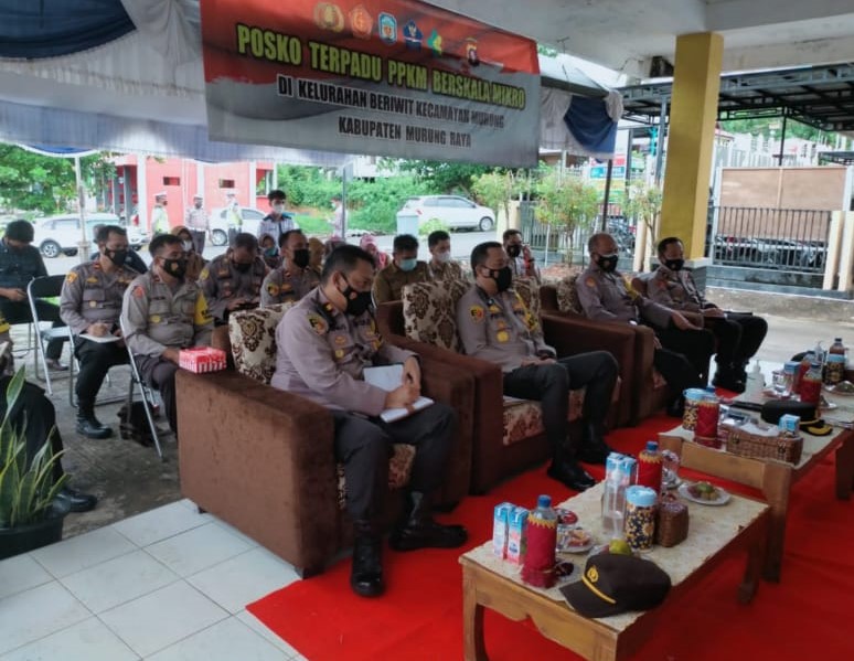 Cegah Penularan Virus Corona, Bripka Aven Satria Bagi-bagi Masker