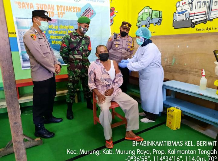 Bripka Sukurullah Kawal Kegiatan Vaksinasi di Desa Binaannya