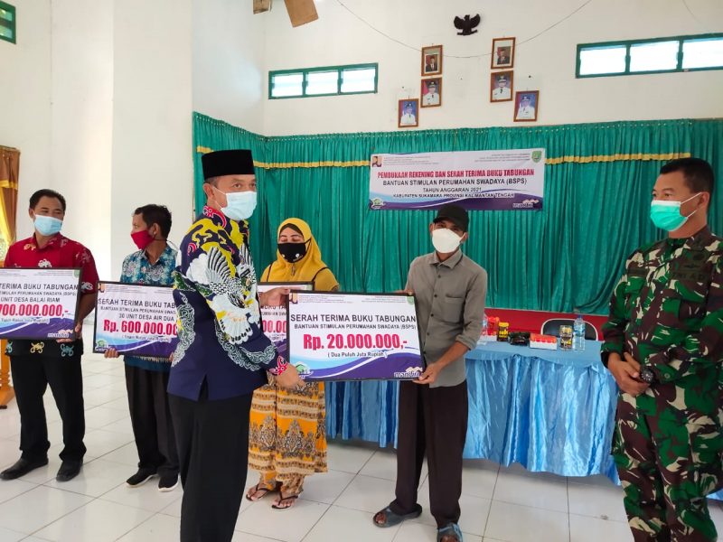 Lansia dan Aparat Desa Muara Sumpoi Diberikan Vaksin