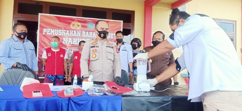 Bripka Tri Oktapianor Kawal Penyaluran BLT-DD Tahap I Desa Bahitom