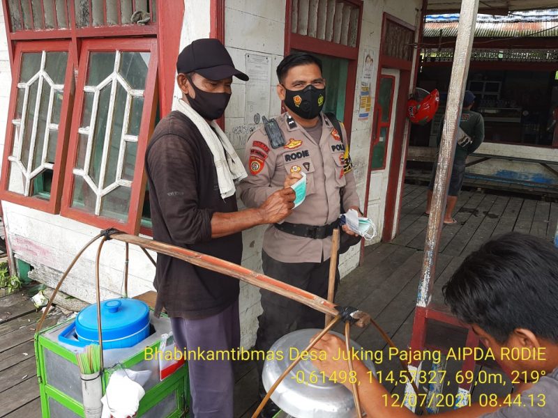 Aipda Rodie Disiplinkan Prokes dengan Bagikan Masker