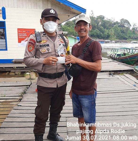 Sambangi Warga Tak Pakai Masker, Briptu A Tampubolon Berikan Edukasi Prokes