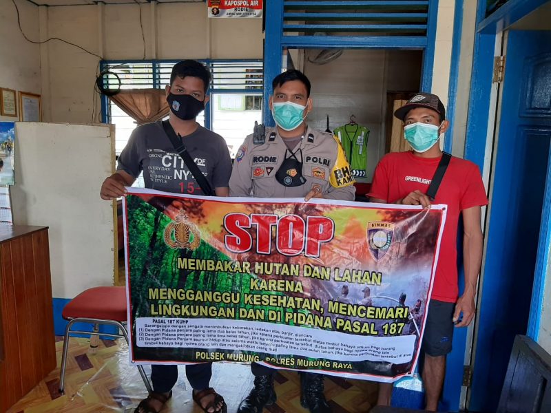 Sambangi Pegawai Cantik, Bripka Risha Arif Yusuf Berikan Masker Gratis