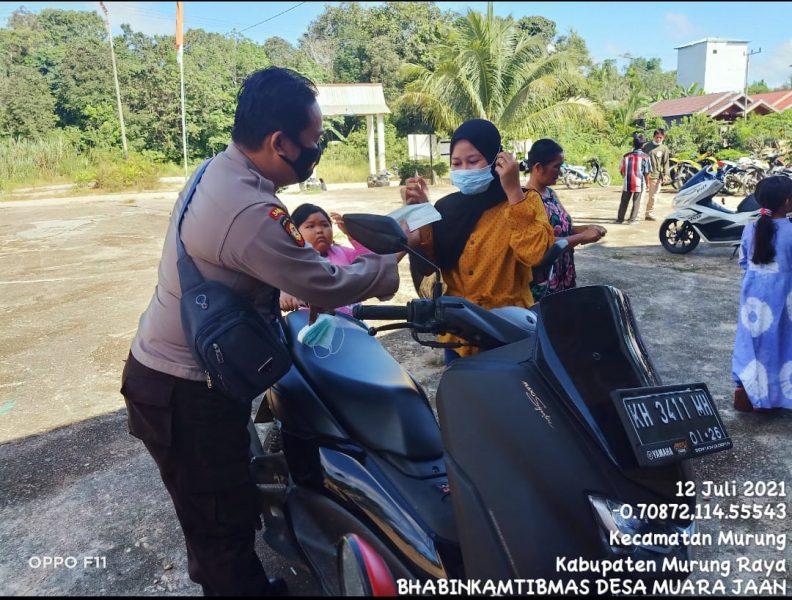 Bhabinkamtibmas Desa Muara Bumban Minta Masyarakat Patuhi Prokes